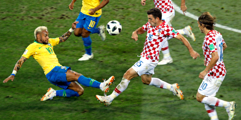 巴西与克罗地亚球员在四分之一决赛中激烈拼抢的瞬间